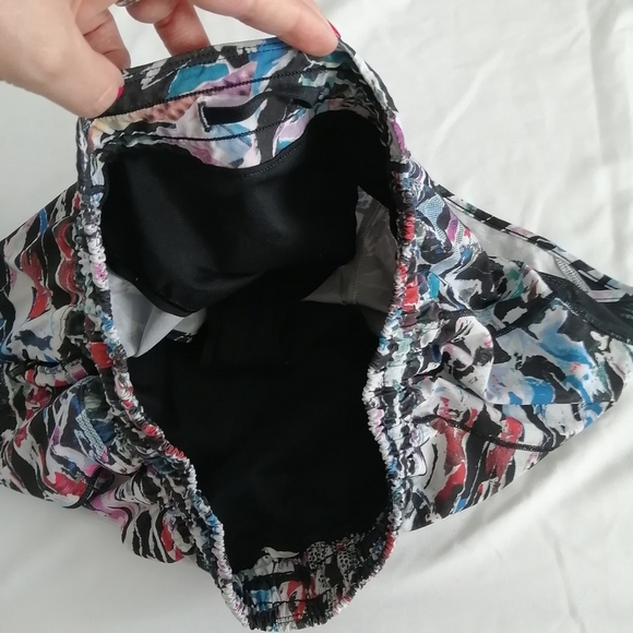 Lululemon Hotty Hot Short II in Culture Clash Multi Black 6 - Picture 12 of 16